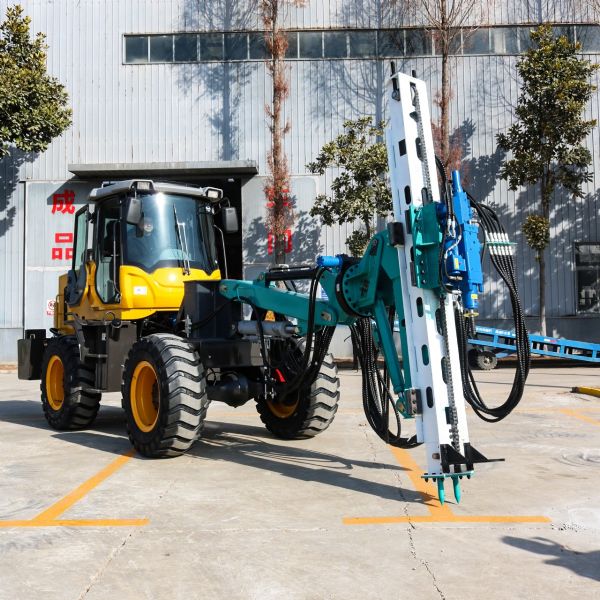 俄羅斯客戶蒞臨宏潤機(jī)械 參觀輪式隧道鉆機(jī)